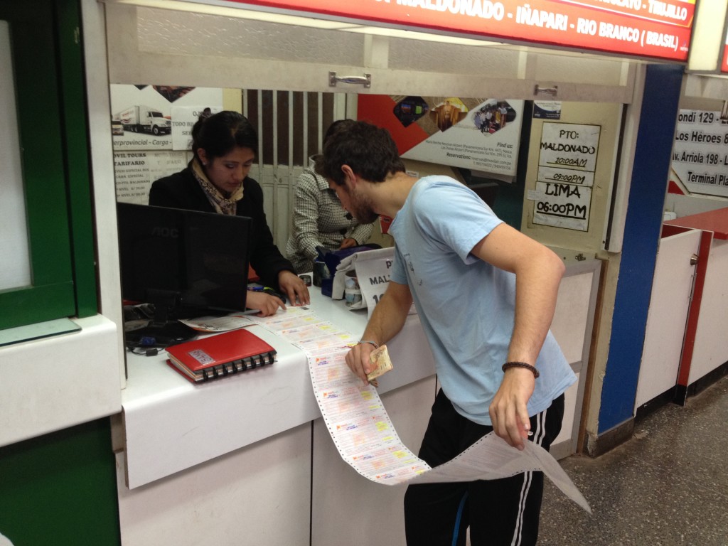 Danny helps the group buy bus tickets to Puerto Maldonado .