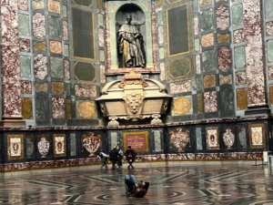SP23_IG_taking-picture-floor-dome-florence-art-uffizi